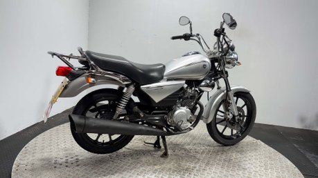 Yamaha YBR125 Custom 2012 ONLY 11K PROJECT BIKE SPARES OR REPAIR 125CC LEARNER 2