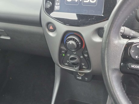 Toyota Aygo 1.0 VVT-i x-play Hatchback 5dr Petrol x-shift Euro 6 (Safety Sense) (71 ps) 36