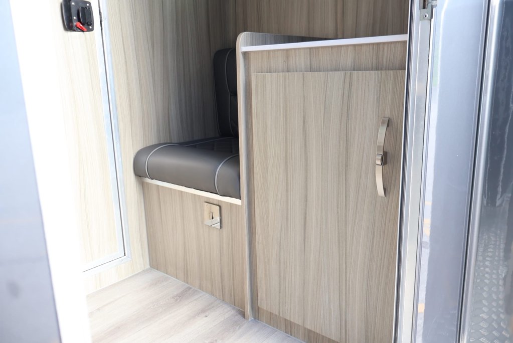 Renault Master 3.5 ton Coach Built Freddie Gover Horsebox with uprated suspension alloys  44