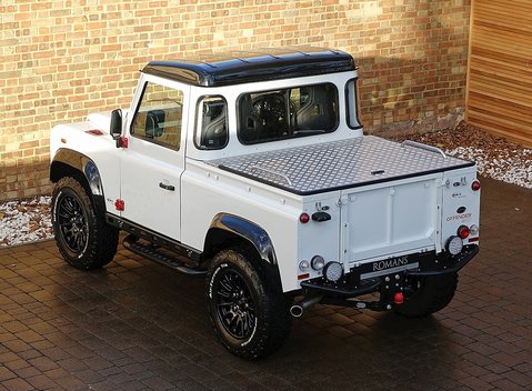 Land Rover Defender 90 Bowler Edition 17