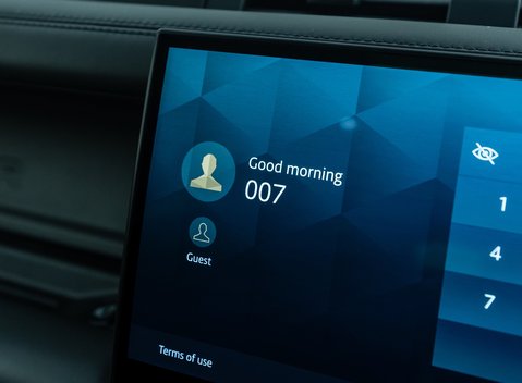 Land Rover Defender 110 V8 Bond Edition 24