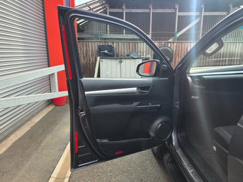 Toyota Hilux INVINCIBLE 4WD D-4D DCB 21