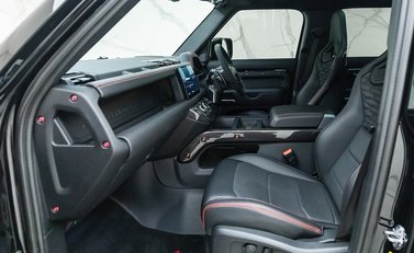 Land Rover Defender 110 V8 P525 URBAN XRS 18