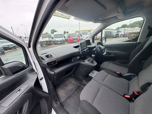Peugeot Partner SWB L1H1 Low Roof Professional Air Con EURO 6 12