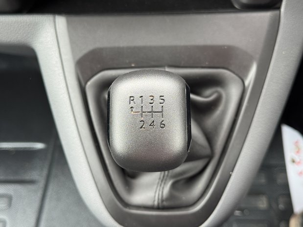 Vauxhall Vivaro SWB L1H1 [SOLD CM] Low Roof 3100 Air Con Sensors EURO 6 NO V 34