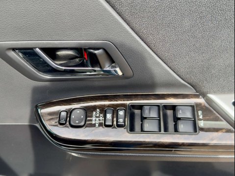 Toyota Vellfire G Edition V6 Sunroof 76