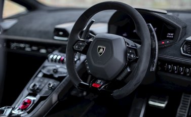 Lamborghini Huracan LP640-4 Performante 11