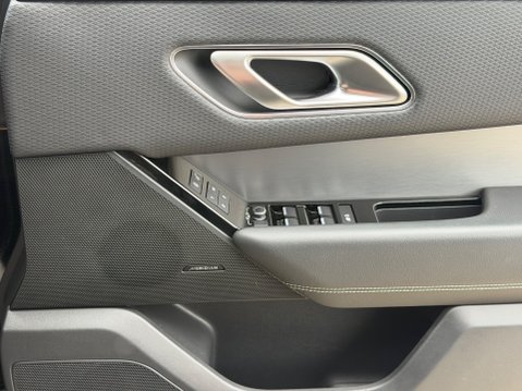 Land Rover Range Rover Velar R-DYNAMIC S 31