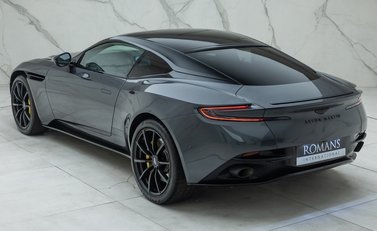 Aston Martin DB11 V8 12
