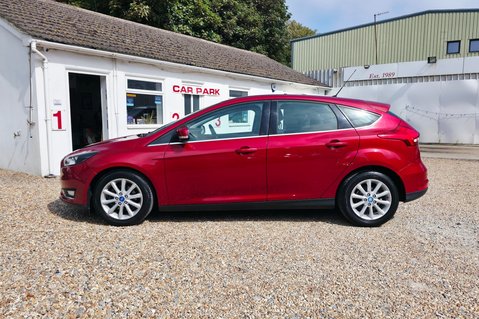 Ford Focus TITANIUM…1 FORMER KEEPER,11 SERVICES,SAT NAV,CLIMATE CONTROL 6