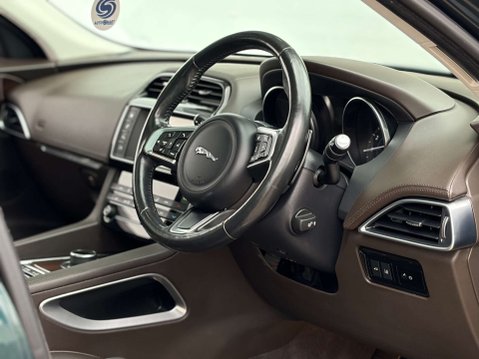 Jaguar F-Pace 2.0 F-PACE Portfolio AWD i Auto 4WD 5dr 10