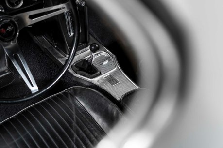 Chevrolet Corvette Stingray SPLIT WINDOW MANUAL FUELIE. FULL RESTO. MATCHING NUMBERS. IMMACULATE. 44