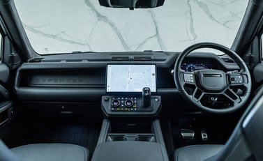 Land Rover Defender 110 OCTA Black 21