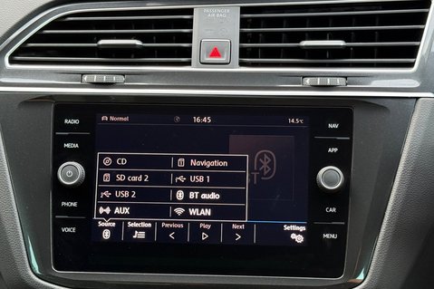 Volkswagen Tiguan R LINE TSI BMT 4MOTION DSG -RARE LEATHER INTERIOR -CAMERA -APPLE CARPLAY  55