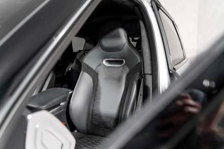 Land Rover Range Rover Sport SVR CARBON EDITION. DEPLOYABLE SIDE STEPS. MATRIX LEDs. CARBON FIBRE ENGINE BAY 23