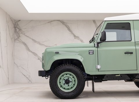 Land Rover Defender 90 Heritage Hard Top 23