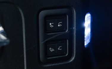 Land Rover Defender 110 V8 Bond Edition 46