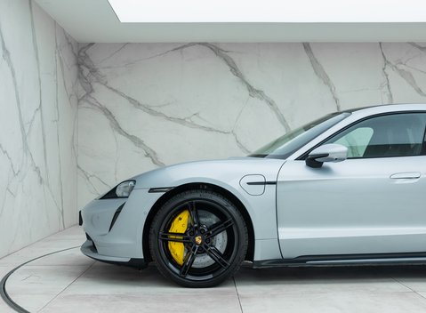 Porsche Taycan TURBO 34