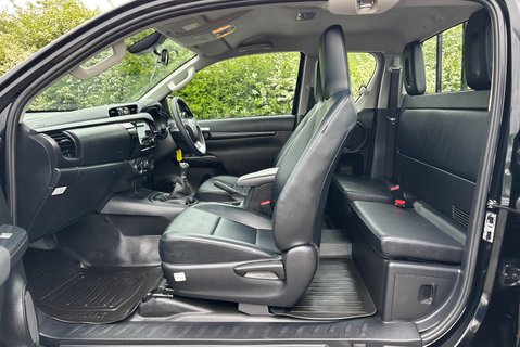 Toyota Hilux Active ECB 4WD D-4D Pickup 14