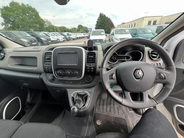 Renault Trafic SWB L1H1 (SOLD) Sportive SL27 Air Con Alloys Nav Sensors EURO 6 NO VAT 47