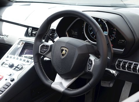 Lamborghini Aventador LP 700-4 Roadster 19