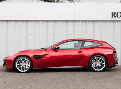 Ferrari GTC4 Lusso T 2