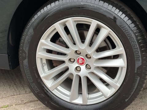 Jaguar F-Pace 2.0 F-PACE Portfolio AWD i Auto 4WD 5dr 8