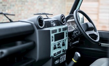 Land Rover Defender 110 Heritage 22