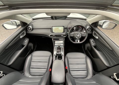 MG HS 1.5 T-GDI EXCLUSIVE 12
