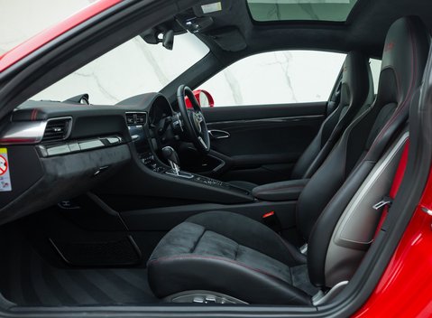 Porsche 911 Carrera 4 GTS (991.2) 18