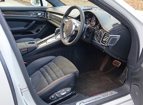 Porsche Panamera GTS 12