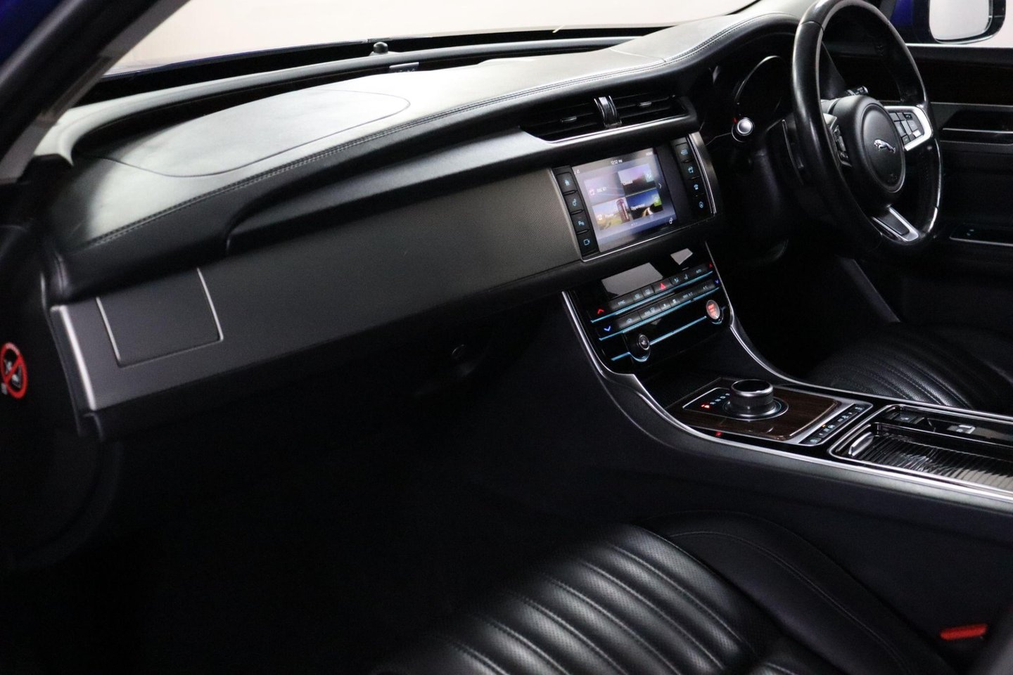 2018 Jaguar XF — image 33