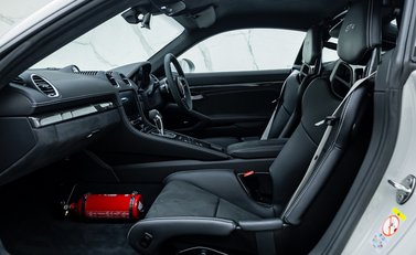 Porsche Cayman GT4 718 23