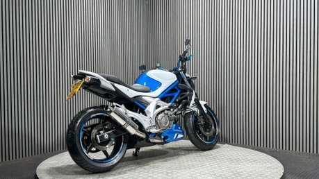 Suzuki Gladius 650 2010 ONLY 26K SV650 MOTOR MOT 08/27 SERVICED A2 650CC 2