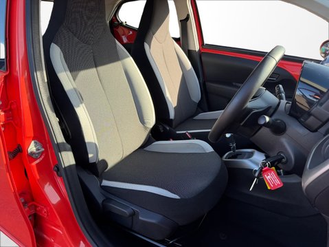 Toyota Aygo 1.0 VVT-i X-Play 5dr x-shift 19