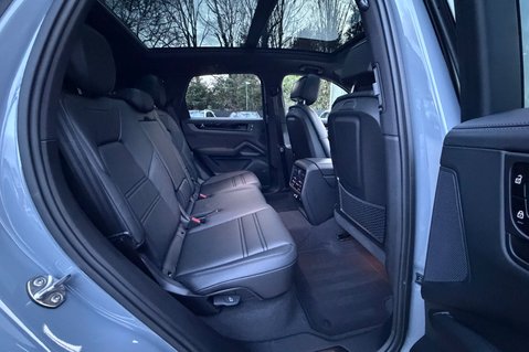 Porsche Cayenne V6 S E-HYBRID BLACK EDITION - PANORAMIC ROOF - AS NEW CONDITION 33