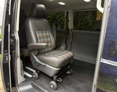 Volkswagen Transporter 2.0 Transporter SE TDI Semi-Auto 5dr 17