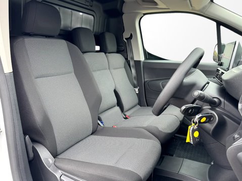 Peugeot Partner 800 100kW 50kWh Professional Premium + Van Auto 17