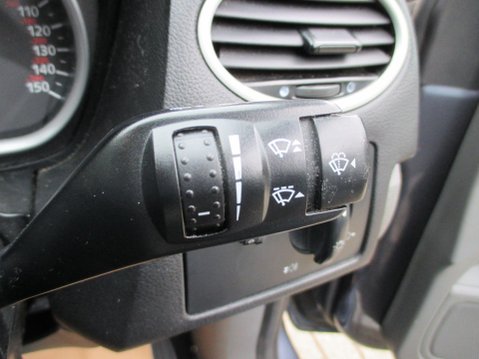 Ford Focus 1.6 Style 5dr 33