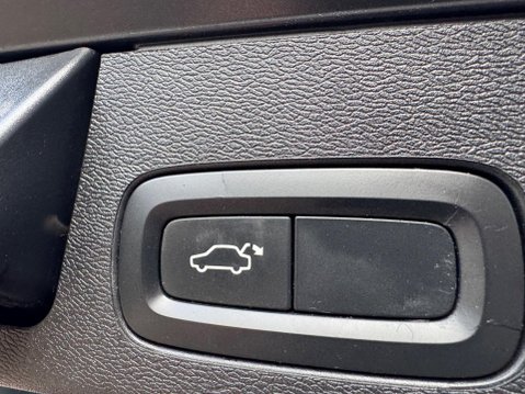 Volvo XC60 2.0 D4 Momentum SUV 5dr Diesel Auto AWD Euro 6 (s/s) (190 ps) 38