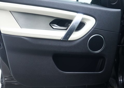 Land Rover Discovery Sport 2.0 P250 MHEV R-Dynamic SE SUV 5dr Petrol Auto 4WD Euro 6 (s/s) (249 ps) 52