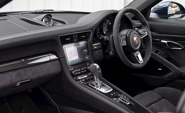 Porsche 911 Targa 4 GTS (991.2) 17