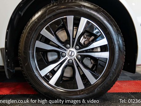 Volvo XC60 2.0 XC60 Momentum B4 MHEV AWD Auto 4WD 5dr 27