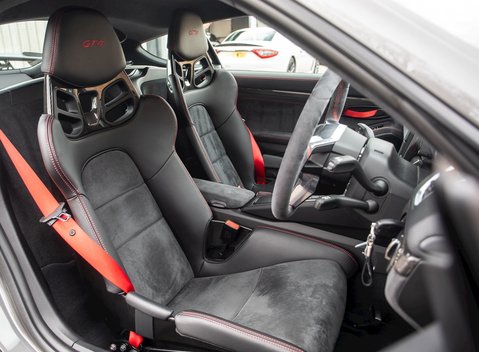 Porsche Cayman GT4 12