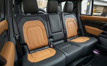 Land Rover Defender 110 X P400 14