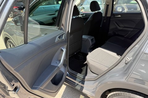Volkswagen T-Cross SE TSI DSG - ONE OWNER - APPLE CAR PLAY - PARKING SENSORS- FULL SERVICE HIS 28