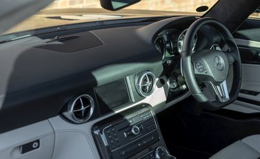 Mercedes-Benz SLS AMG 17