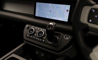 Land Rover Defender 110 HSE P300 21