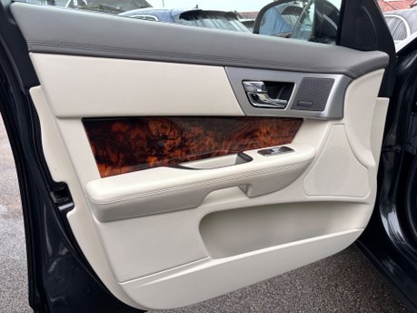 Jaguar XF 3.0d V6 Premium Luxury Saloon 4dr Diesel Auto Euro 5 (s/s) (240 ps) 10