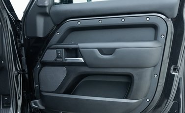 Land Rover Defender 110 V8 23